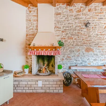 Сasa de vacaciones Awesome In Pula With Wifi Pula