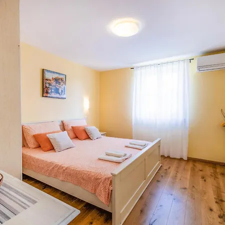 בית נופש Lovely In With Sauna *