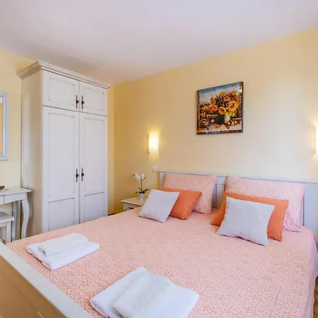 Awesome In Pula With Wifi Casa de Férias *